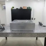 Die Cuboidfeuerschale in Frontalansicht.