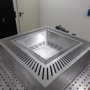 feuerschale_cuboid_prototyp_2 Die Wanne der Feuerschale mit den Belüftungsschlitzen. Das Wasser kann durch die Ecken abfließen.