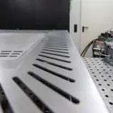 Die Wanne der Feuerschale erhält durch die oberen Lüftungsschlitze ihre Luftzufuhr.