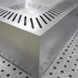 Alle Schweißnähte der Feuerschale werden händisch abgeschliffen und die Oberfläche erhält ein Finish.