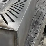 Alle Kanten und Ecken werden vollständig verschweißt und händisch abgeschliffen. Dadurch wird aus der Feuerschale ein optisches Highlight.