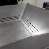 Die Lüftungsschlitze der Feuerschale Spiky von innen.