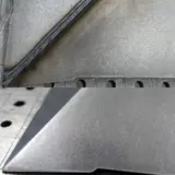 Die Feuerschale Spiky wird an den vier äußeren Ecken vollständig verschweißt und abgeschliffen. Daraus resultiert der Eindruck, dass die Schale aus einem einzigen Stück gefertigt ist.