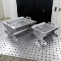 Transportable Feuerschale Touri 2.0, von rechts oben, im zusammengebauten Zustand inkl. Grillplattenhaltern sowie Schrauben.