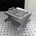 Die kleine Ausführung der Feuerschale Touri 2.0 im zusammengebauten Zustand mit den Schrauben sowie den Grillplattenhaltern.