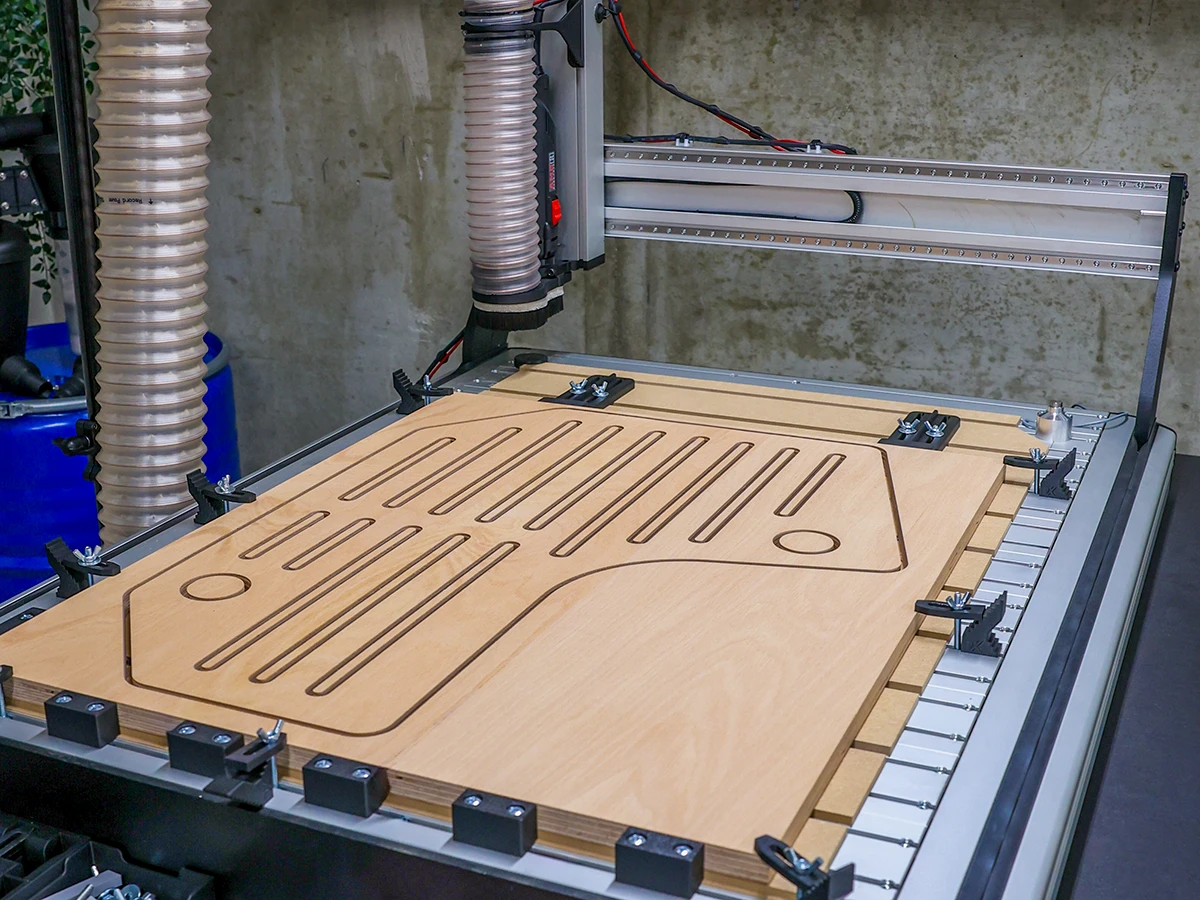 Moderne CNC-Fräse für Holz- und Kunststoffplatten – ideal für Spezialanfertigungen, Schilder und kreative Fräsarbeiten.