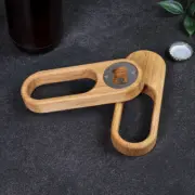 Flaschenöffner aus Eiche, handgefertigt - detailreich verarbeitet mit Magnet für Kronkorken