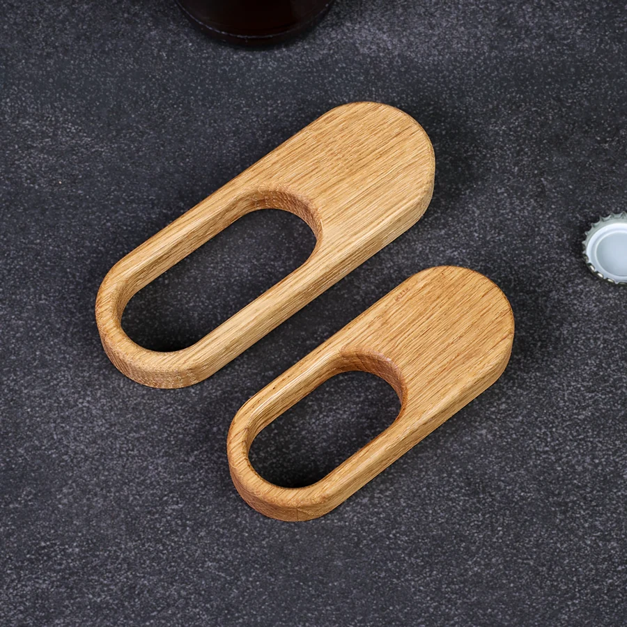 flaschenoeffner-design-eiche-2 Handgefertigter Flaschenöffner aus massivem Eichenholz in zwei unterschiedlichen Größen, mit Magnet