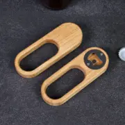 Detailaufnahme der Vorder- und Rückseite eines Flaschenöffners aus Eiche, CNC-gefräst mit Haltemagneten