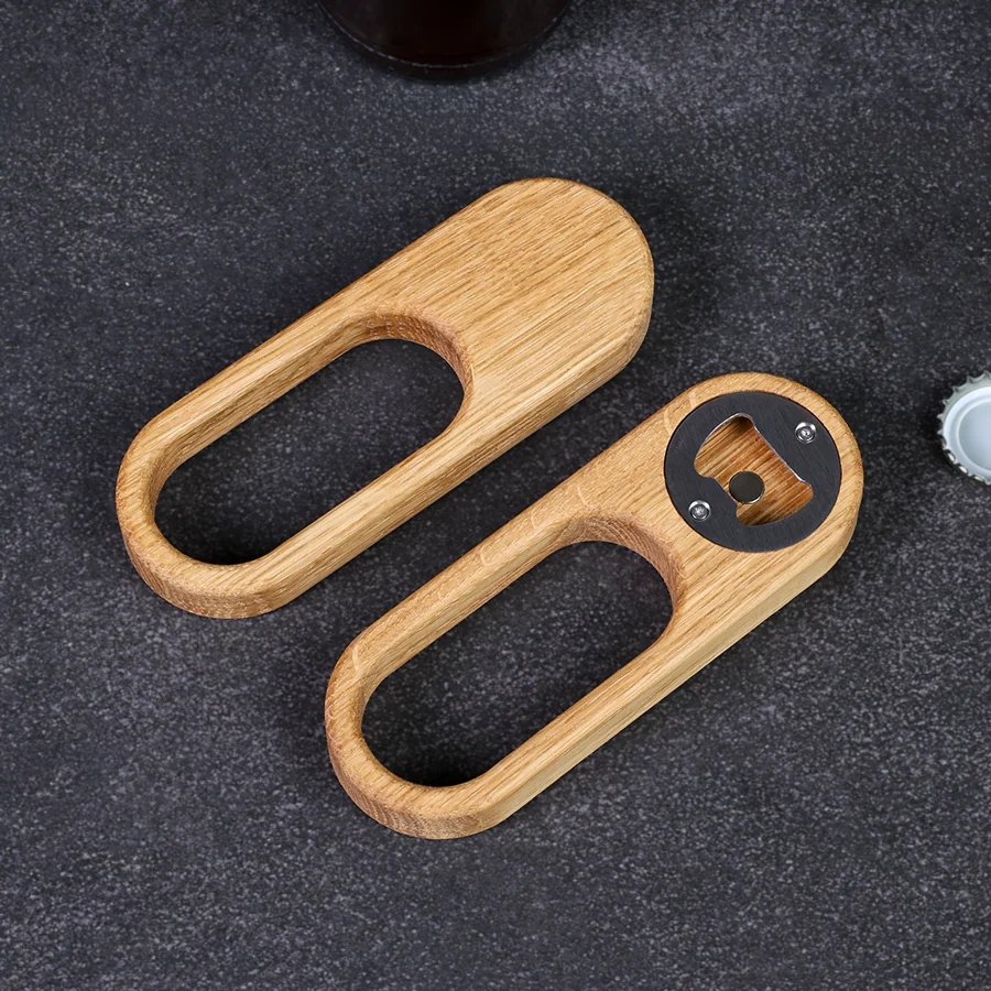 flaschenoeffner-design-eiche-6 Detailaufnahme der Vorder- und Rückseite eines Flaschenöffners aus Eiche, CNC-gefräst mit Haltemagneten