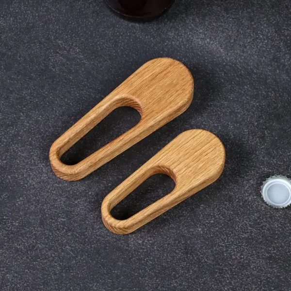 flaschenoeffner-edition-eiche-2 Handgefertigter Flaschenöffner aus massivem Eichenholz in zwei unterschiedlichen Größen, mit Magnet