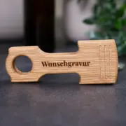 Flaschenöffner aus Eiche in Form eines Motorkolbens mit Wunschgravur