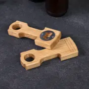 Handgefertigter Flaschenöffner aus massivem Eichenholz in Form eines Motorkolbens, mit Magnet und individueller Gravur