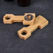Flaschenöffner in Kolbenform aus Eichenholz, präzise CNC-gefertigt, fein geschliffen und mit Magnet zum Auffangen von Kronkorken
