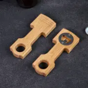 Detailaufnahme eines personalisierten Flaschenöffners aus Eiche, CNC-gefräst in Kolbenform mit Pleuel und Haltemagnet