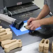 Bild mit Einblicken in die handwerkliche Fertigung von Flaschenöffnern – Fräsen und Schleifen