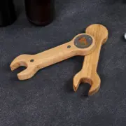 Flaschenöffner aus Eiche in Form eines Schraubenschlüssels, handgefertigt und personalisierbar mit Gravur - detailreich verarbeitet mit Magnet für Kronkorken