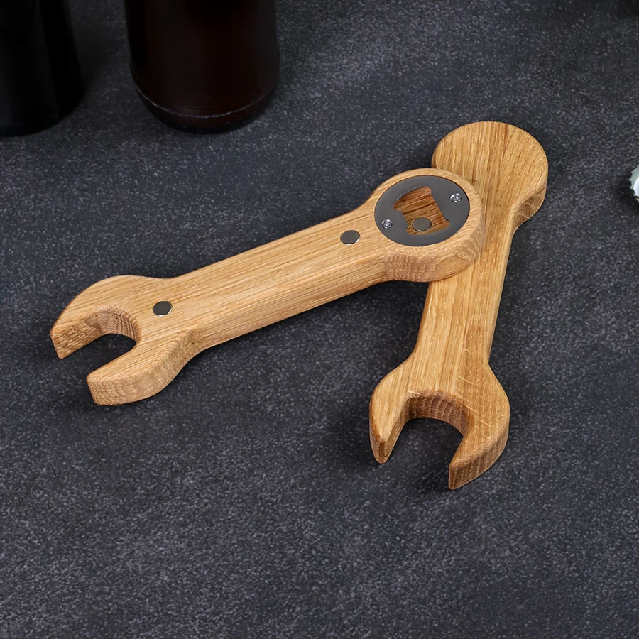 flaschenoeffner-schraubenschluessel-eiche-1 Flaschenöffner aus Eiche in Form eines Schraubenschlüssels, handgefertigt und personalisierbar mit Gravur - detailreich verarbeitet mit Magnet für Kronkorken
