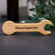 Flaschenöffner aus Eiche in Form eines Schraubenschlüssels mit Wunschgravur