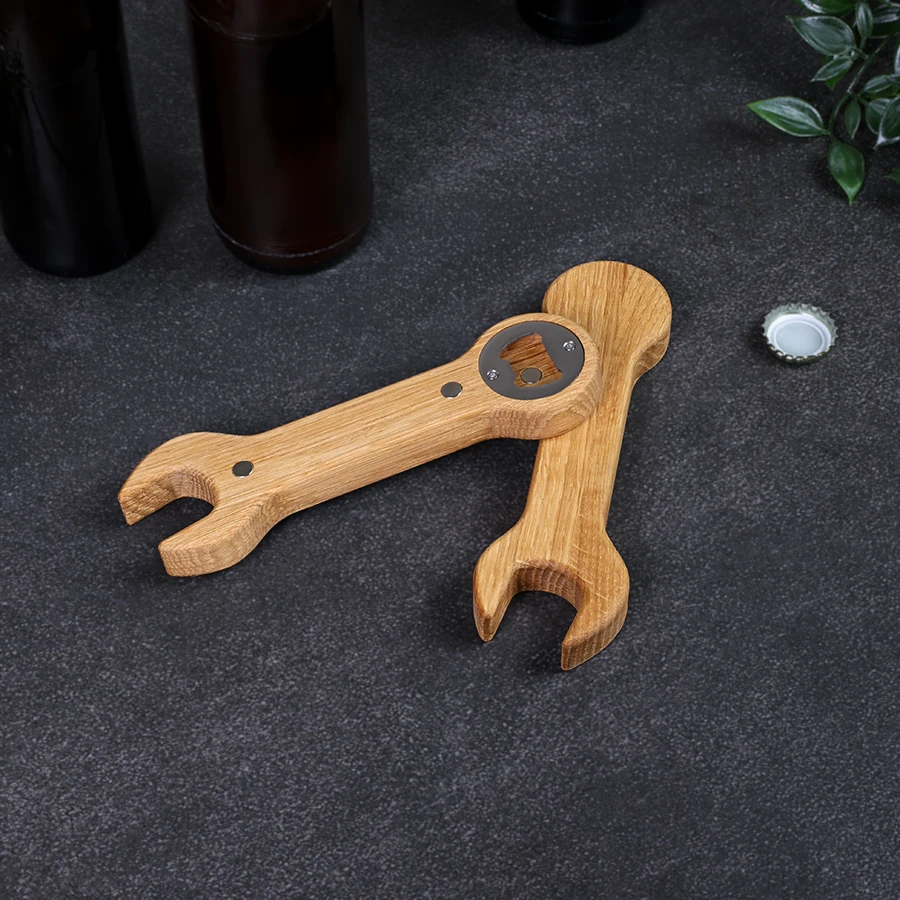 flaschenoeffner-schraubenschluessel-eiche-4 Flaschenöffner aus Eichenholz mit Gravur in Form eines Schraubenschlüssels, gefertigt mit Haltemagneten