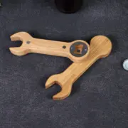 Flaschenöffner in Schraubenschlüsselform aus Eichenholz, präzise CNC-gefertigt, fein geschliffen und mit Magnet zum Auffangen von Kronkorken