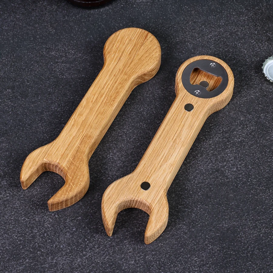 flaschenoeffner-schraubenschluessel-eiche-6 Detailaufnahme eines personalisierten Flaschenöffners aus Eiche, CNC-gefräst in Schraubenschlüsselform mit Haltemagneten
