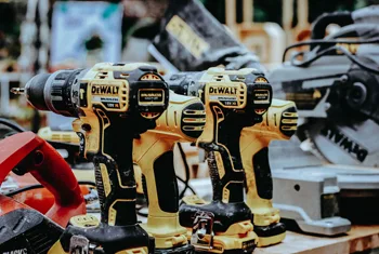 Verschiedene Elektrowerkzeuge wie Bohrmaschienen und Kappsägen