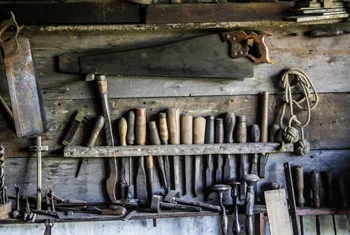 Verschiedene Handwerkzeuge wie Sägen, Schraubenzieher, Schraubendreher, Hammer