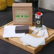 OLI-NATURA Pflege-Set No. 4 für Schneidebretter, ausgepackt und auf einem Holzschneidebrett arrangiert