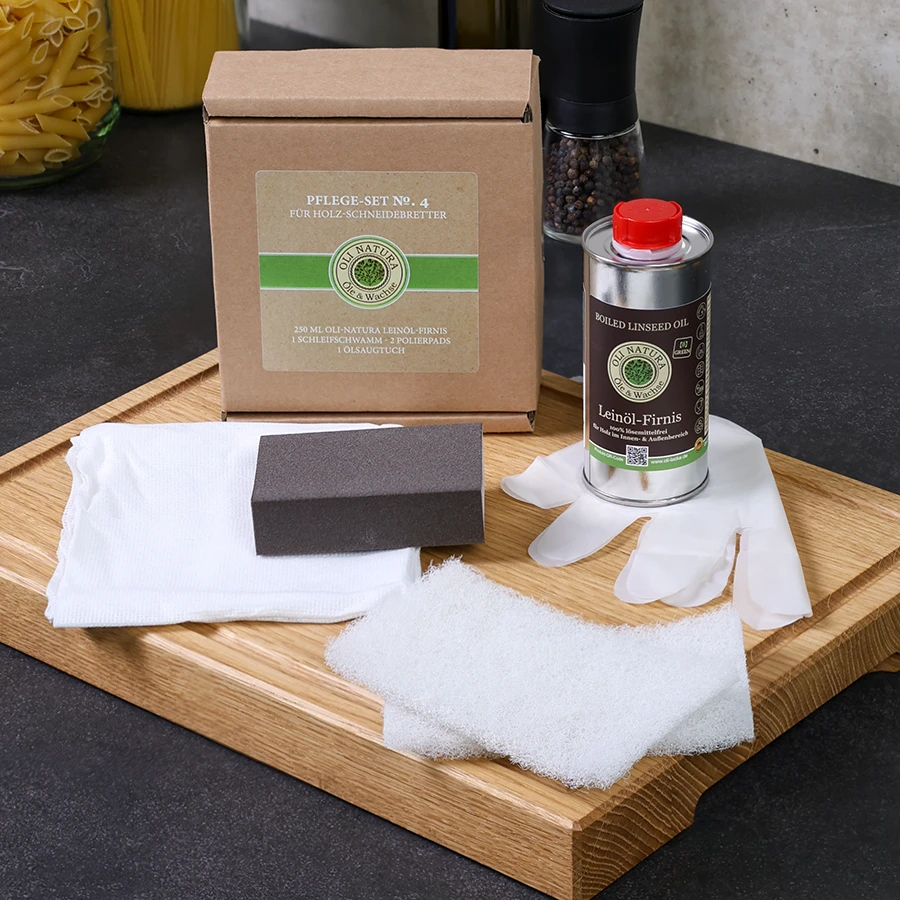 holzpflegeset-oli-natura-no-4-1 OLI-NATURA Pflege-Set No. 4 für Schneidebretter, ausgepackt und auf einem Holzschneidebrett arrangiert