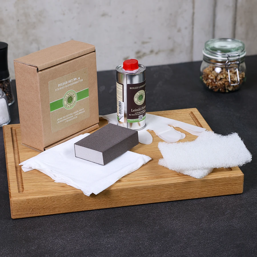 holzpflegeset-oli-natura-no-4-3 Pflege-Set No. 4 von OLI-NATURA mit Öl, Pads, Schleifschwamm und Tuch auf einem Schneidebrett ausgebreitet