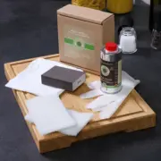 Pflege-Set No. 4 für Holzschneidebretter, aus einer seitlichen Perspektive auf einem Schneidebrett präsentiert