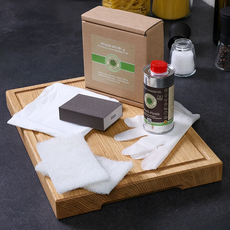 holzpflegeset-oli-natura-no-4-4 Pflege-Set No. 4 für Holzschneidebretter, aus einer seitlichen Perspektive auf einem Schneidebrett präsentiert