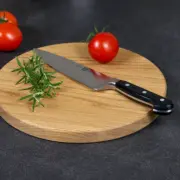 Handgefertigtes rundes Pizzabrett aus geölter Eiche, dekoriert mit Küchenutensilien