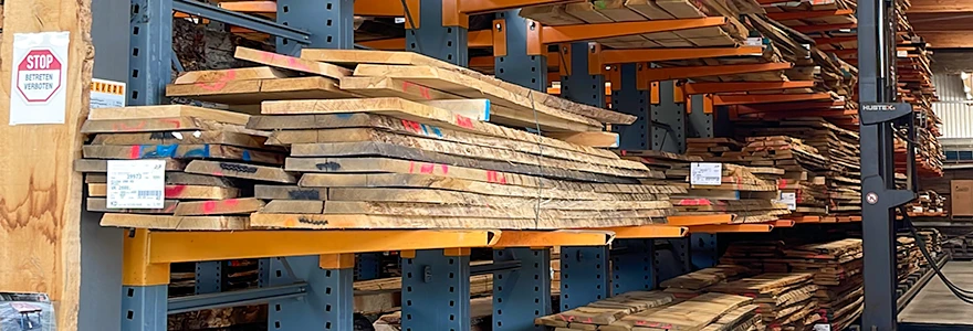 Holzlager eines Holzhändlers mit gestapelten Holzbohlen aus Eichenholz