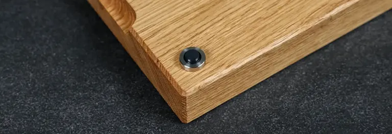Ein Schneidebrett aus Eiche mit Edelstahlfüßen