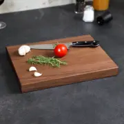 Schneidebrett aus amerikanischer Walnuss mit Küchenutensilien dekoriert, handgefertigt und geölt