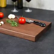 Eckansicht eines handgefertigten Schneidebrettes aus Nussholz