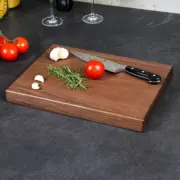 Handgefertigtes, geöltes Schneidebrett aus amerikanischem Nussbaum, dekoriert mit Küchenutensilien