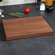 Schneidebrett aus massivem Nussholz ohne Saftrille und Griffmulde, handgefertigt mit geölter Oberfläche