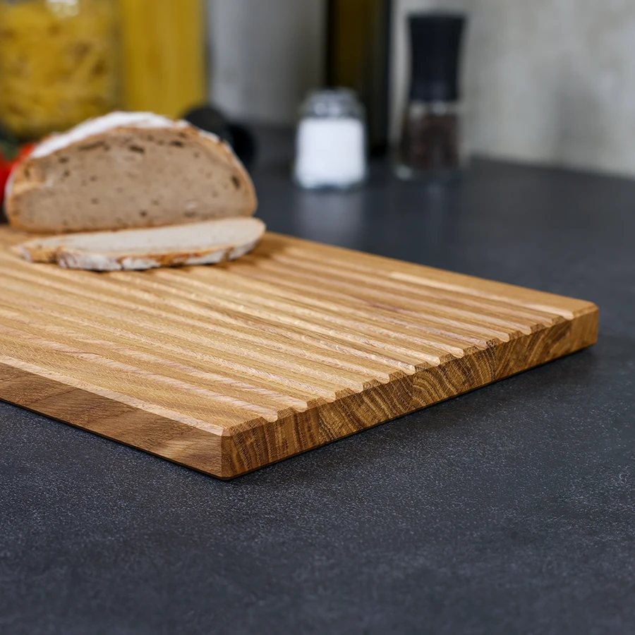 schneidebrett-brot-eiche-handgefertigt-1 Handgefertigtes Brotschneidebrett aus Eiche mit gefrästen Krümelmulden