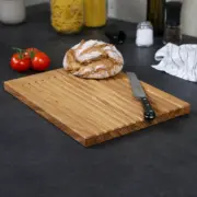 Detailansicht der gefrästen Krümelmulden auf einem Brotschneidebrett aus Eichenholz