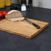 Brotschneidebrett aus Eiche mit Krümelrillen, Brotlaib und Messer