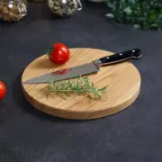 Rundes Schneidebrett aus Eiche mit Küchenutensilien dekoriert, handgefertigt und geölt