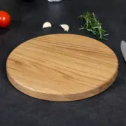 Rundes Schneidebrett aus massiver Eiche ohne Saftrille und Griffmulde, handgefertigt mit geölter Oberfläche
