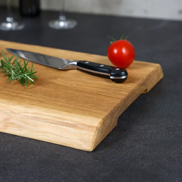 Rustikales Schneidebrett aus massivem Eichenholz mit natürlichen Baumkanten, handgefertigt und geölt