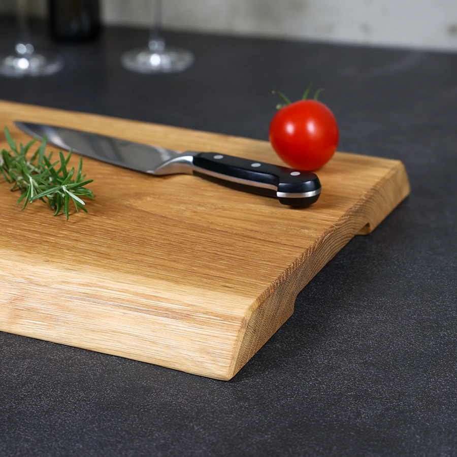 schneidebrett-eiche-rustikal-handgefertigt-1 Rustikales Schneidebrett aus massivem Eichenholz mit natürlichen Baumkanten, handgefertigt und geölt