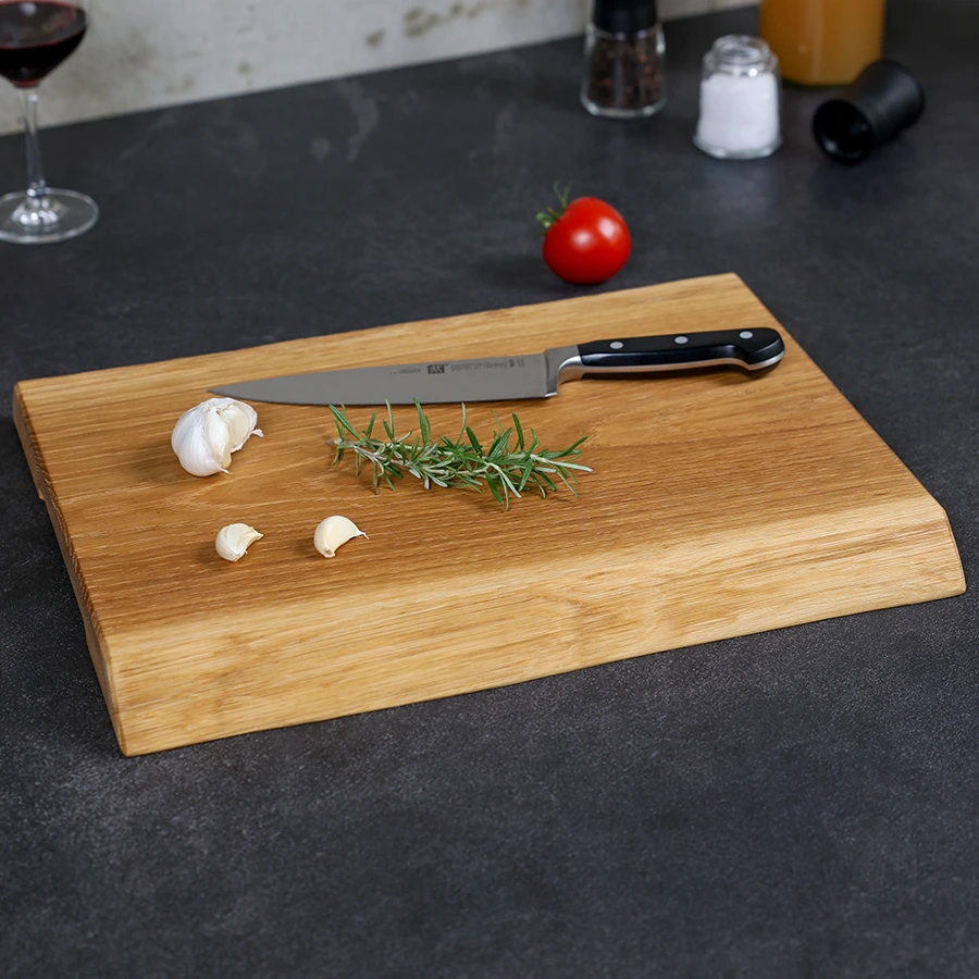 schneidebrett-eiche-rustikal-handgefertigt-2 Rustikales Schneidebrett aus Eiche mit Küchenutensilien dekoriert, handgefertigt und geölt