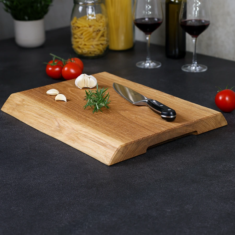 schneidebrett-eiche-rustikal-handgefertigt-3 Detailaufnahme der Griffmulde eines rustikalen Schneidebrettes aus Eichenholz, fein geschliffen und geölt