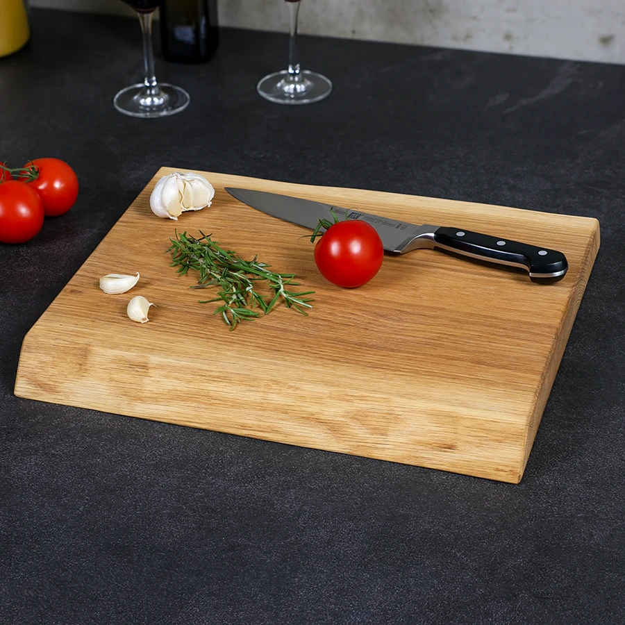 schneidebrett-eiche-rustikal-handgefertigt-5 Handgefertigtes Schneidebrett aus geölter Eiche, dekoriert mit Küchenutensilien, mit natürlichen Baumkanten